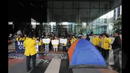 Puluhan Mahasiswa saat berorasi dan mendirikan tenda di depan Kantor Komisi Pemberantasan Korupsi (KPK) Jakarta, Selasa (27/1/2015). Aksi Mahasiswa mendukung KPK adalah rumah kita, rumah rakyat memberantas korupsi. (Liputan6.com/Herman Zakharia)