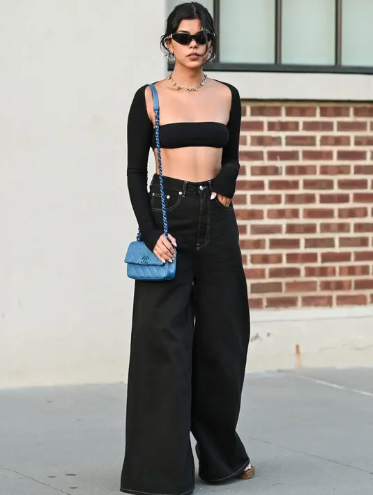 Tampilan all black juga bisa membuat baggy jeans terlihat lebih menarik. Kamu hanya perlu menambahkan elemen unik dan menarik dalam tampilanmu. Foto: instyle.com.