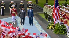 Presiden Republik Indonesia Prabowo Subianto (tengah depan) dan Perdana Menteri (PM) Malaysia Anwar Ibrahim (kanan depan) memeriksa pasukan pengawal presiden sebelum pertemuan mereka di Istana Merdeka di Jakarta pada 27 Juni 2025. (BAY ISMOYO/AFP)