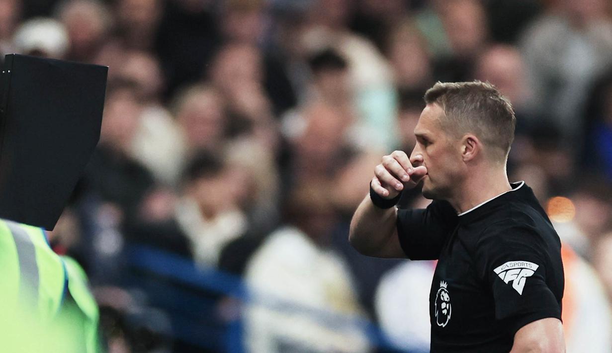 Wasit Craig Pawson memeriksa VAR saat pertandingan Chelsea vs Tottenham Hotspur dalam laga pekan 30 Premier League di Stadion Stamford Bridge, Jumat (4/4/2025) dini hari WIB. (AP Photo/Ian Walton)