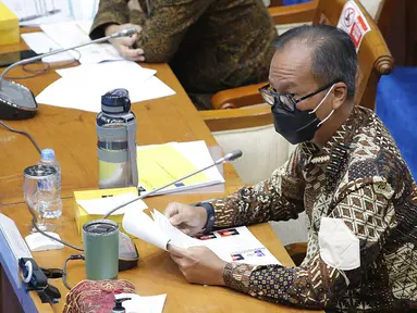 Menteri Perindustrian Agus Gumiwang Kartasasmita menyampaikan paparannya saat rapat kerja dengan Komisi VII DPR di Kompleks Parlemen, Senayan, Jakarta, Rabu (2/2/2022). Rapat membahas program Kemenperin tahun 2022 serta evaluasi kinerja Kemenperin tahun 2021. (Liputan6.com/Angga Yuniar)