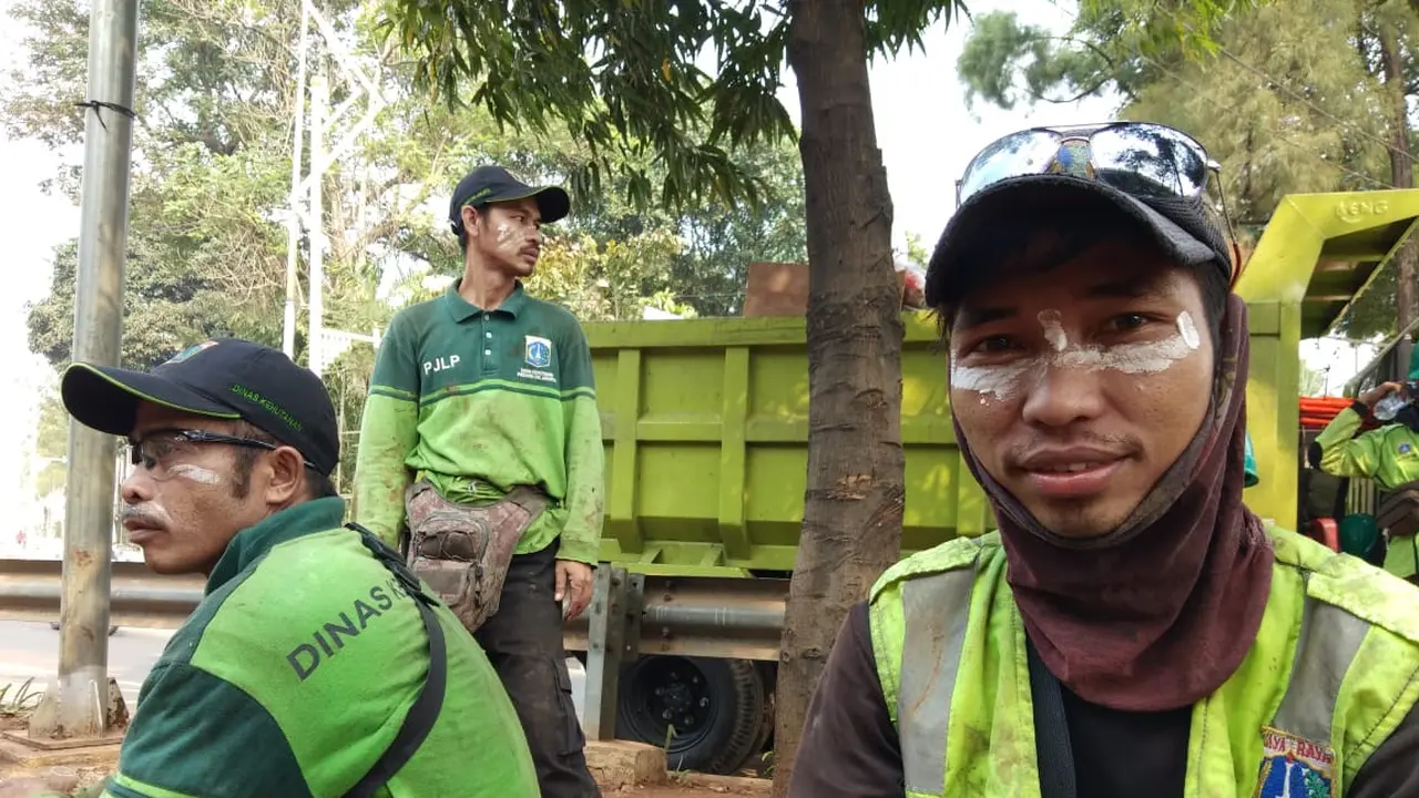 Pantauan Liputan6.com, Petugas dari Dinas Kehutanan dan Dinas Kebersihan DKI Jakarta mulai membersihkan puing-puing sisa unjuk rasa yang berakhir ricuh Selasa kemarin (24/9/2019).