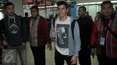 Pebalap MotoGP asal Spanyol, Marc Marquez tiba di Bandara Soekarno-Hatta, Tangerang, Jumat (12/2/2016). Marquez datang untuk acara launching tim Repsol Honda di Sirkuit Sentul pada Minggu (14/2) mendatang. (Liputan6.com/Johan Tallo)