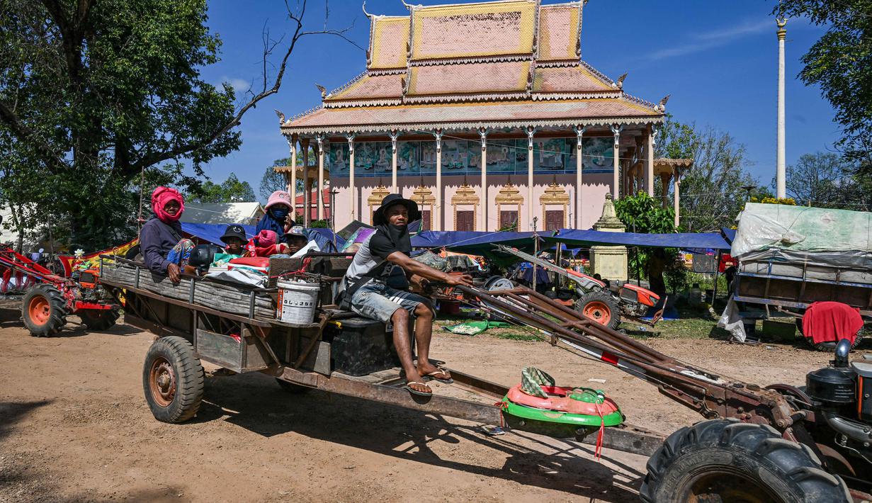 Menteri Informasi Kamboja, Neth Pheaktra, pada Senin (8/12/2025) mengatakan empat warga sipil tewas dan sembilan orang lainnya terluka dalam konflik perbatasan Kamboja-Thailand. Tampak dalam foto, warga berkumpul di luar sebuah kuil setelah dievakuasi menyusul bentrokan di sepanjang perbatasan Kamboja-Thailand, di provinsi Siem Reap pada Selasa 9 Desember 2025. (TANG CHHIN SOTHY/AFP)