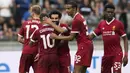 Para pemain Liverpool merayakan gol yang dicetak Mohamed Salah ke gawang Hertha BSC pada laga persahabatan di Stadion Olympia, Berlin, Sabtu (29/7/2017). Hertha kalah 0-3 dari Liverpool. (AP/Soeren Stache)
