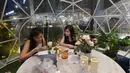 Orang-orang menyantap makanan dalam dining dome, instalasi tempat makan berbentuk kubah yang membantu mencegah penyebaran COVID-19, di Capitol Singapore Outdoor Plaza, Singapura, 21 Oktober 2020. (Xinhua/Then Chih Wey)