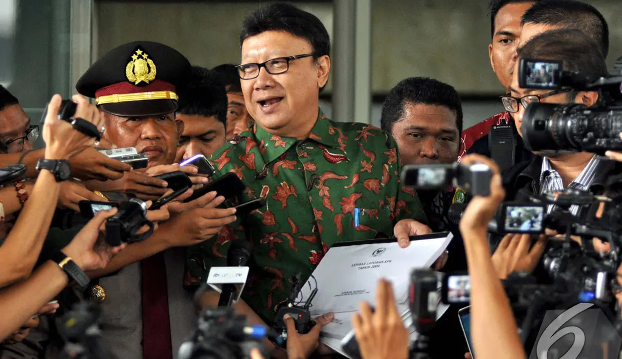 Menteri Dalam Negeri Tjahjo Kumolo memberikan keterangan pers usai menyerahkan laporan   harta kekayaan penyelenggara negara (LHKPN) kepada KPK, Jakarta, Senin (10/11/2014)   (Liputan6.com/MIftahul Hayat)