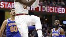 Pebasket Cleveland Cavaliers, Jeff Green, berusaha memasukan bola saat melawan New York Knicks pada laga NBA di Quicken Loans Arena, Cleveland, Minggu (29/10/2017).  Cleveland Cavaliers kalah 114-95 dari New York Knicks. (AP/Tony Dejak)