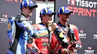 Podium Sprint Race MotoGP Italia 2025. Pecco Bagnaia finis ketiga. Dia kalah dari Marc Marquez dan Alex Marquez. (Tiziana FABI / AFP)