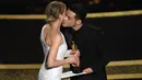 Aktris Renee Zellweger menerima piala Oscar dari Rami Malek selaku presenter di atas panggung ajang Academy Awards ke-92 di Dolby Theatre, Los Angeles, Minggu (9/2/2020). Renee Zellweger berhasil menyabet penghargaan sebagai Aktris Terbaik lewat perannya di film 'Judy'. (AP Photo/Chris Pizzello)