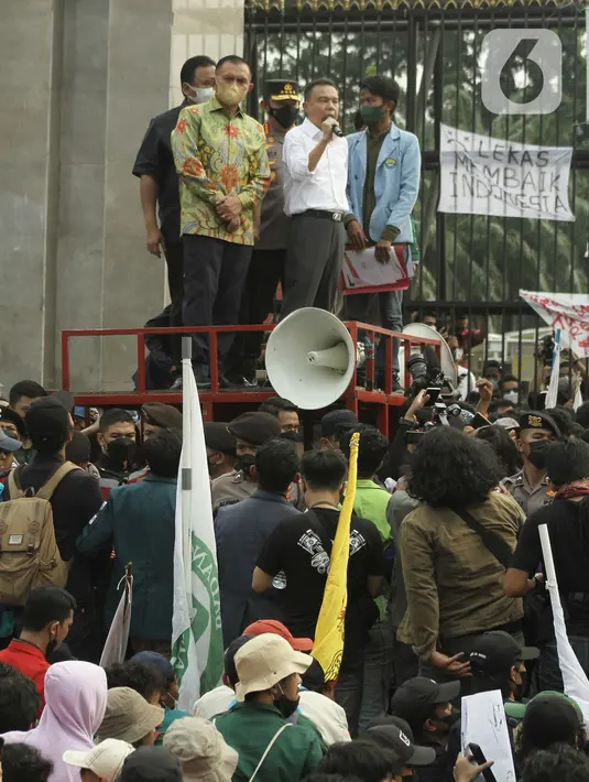 Tiga orang pimpinan DPR bersama Kapolri Jenderal Listyo Sigit Prabowo menemui mahasiswa yang berdemonstrasi di Gedung Parlemen, Senin (11/4/2022). Keempat pejabat negara tersebut kompak menaikkan mobil komando yang ada di depan Gedung DPR. (Liputan6.com/Angga Yuniar)