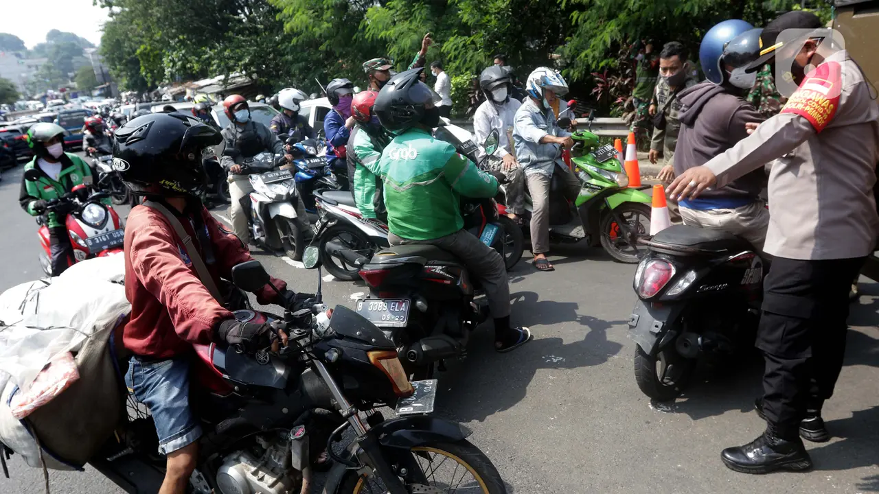 FOTO: Kendaraan Menuju Depok Tertahan di Pos Penyekatan PPKM Darurat