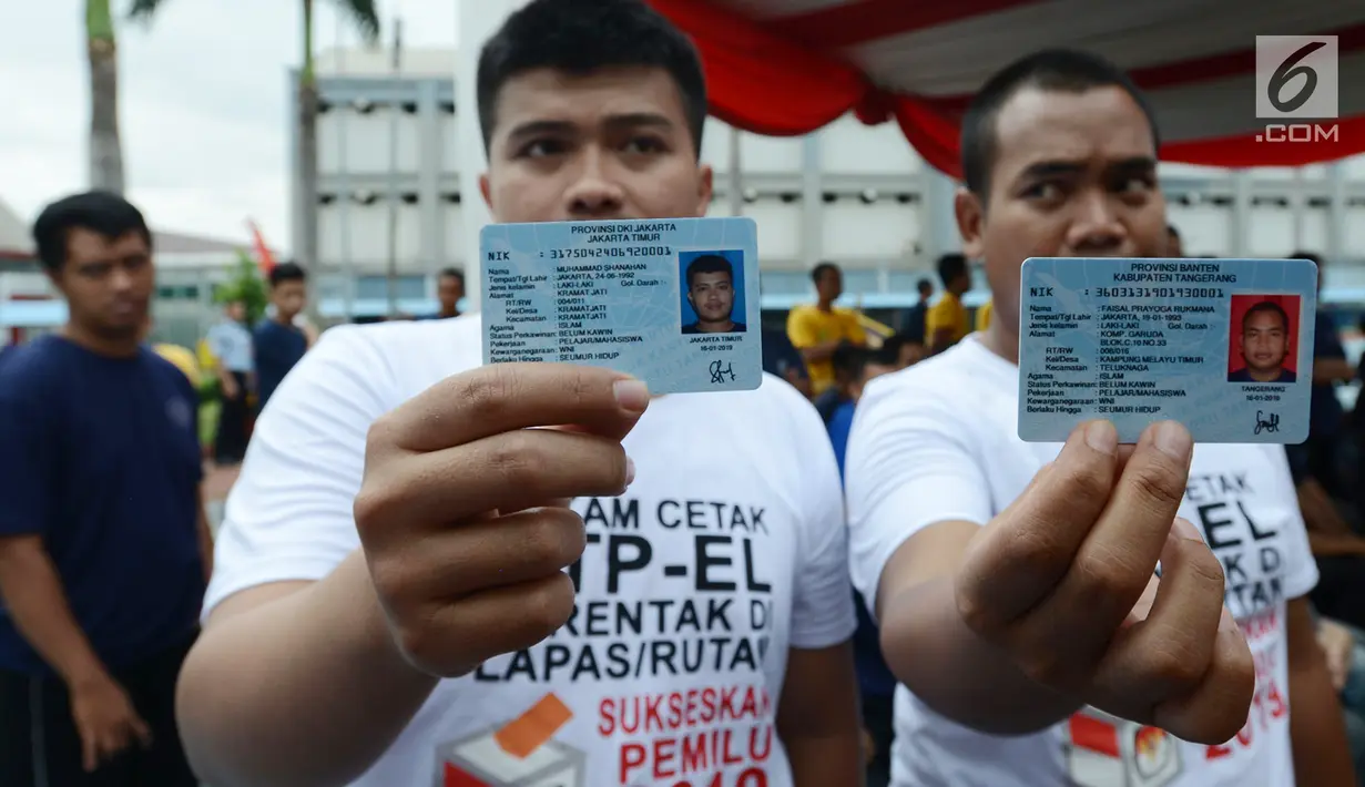 Warga binaan menunjukkan E-KTP usai melakukan perekaman di Lapas Narkotika IIA Cipinang, Jakarta, Kamis (17/1). Percepatan perekaman E-KTP ini menjadi bagian penting untuk menyukseskan Pemilu 2019 di lapas dan rutan. (Merdeka.com/Imam Buhori)