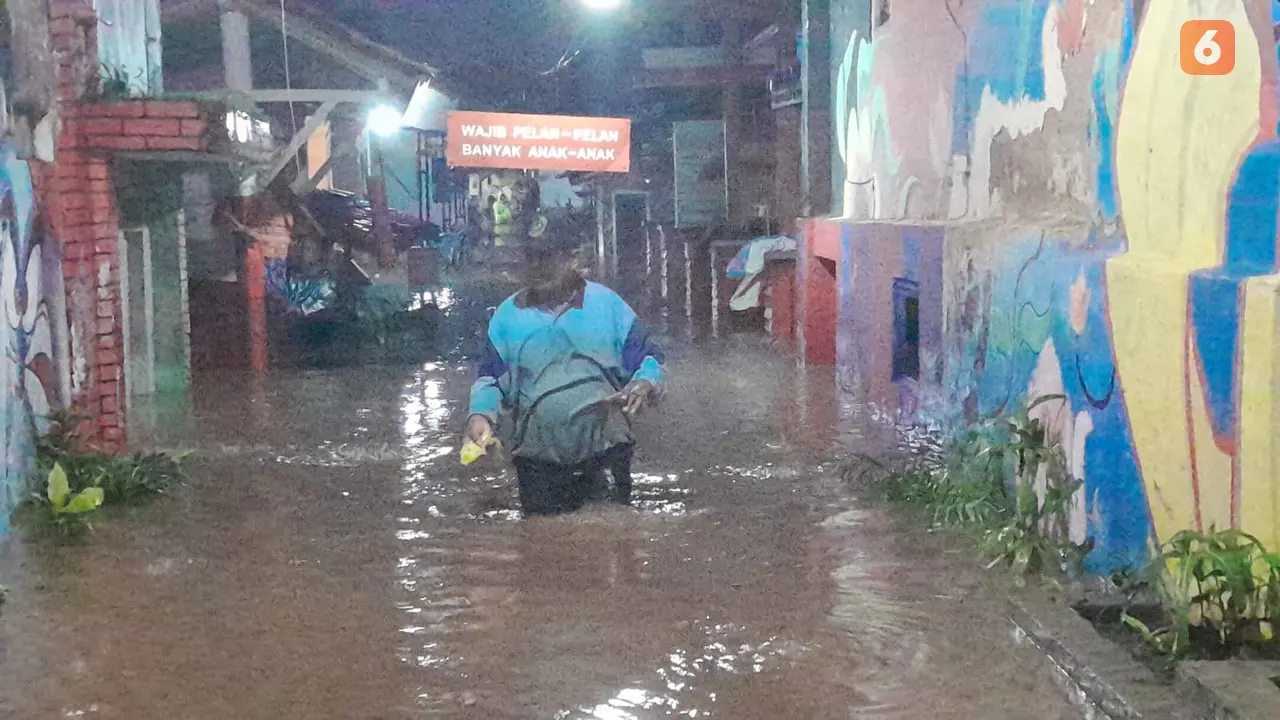 Wilayah Kelurahan Tukang Kayu Lebak Kecamatan Banyuwangi Kota terendam Banjir akibat luapan Sungai Kalillo (Hermawan Arifianto/Liputan6.com)