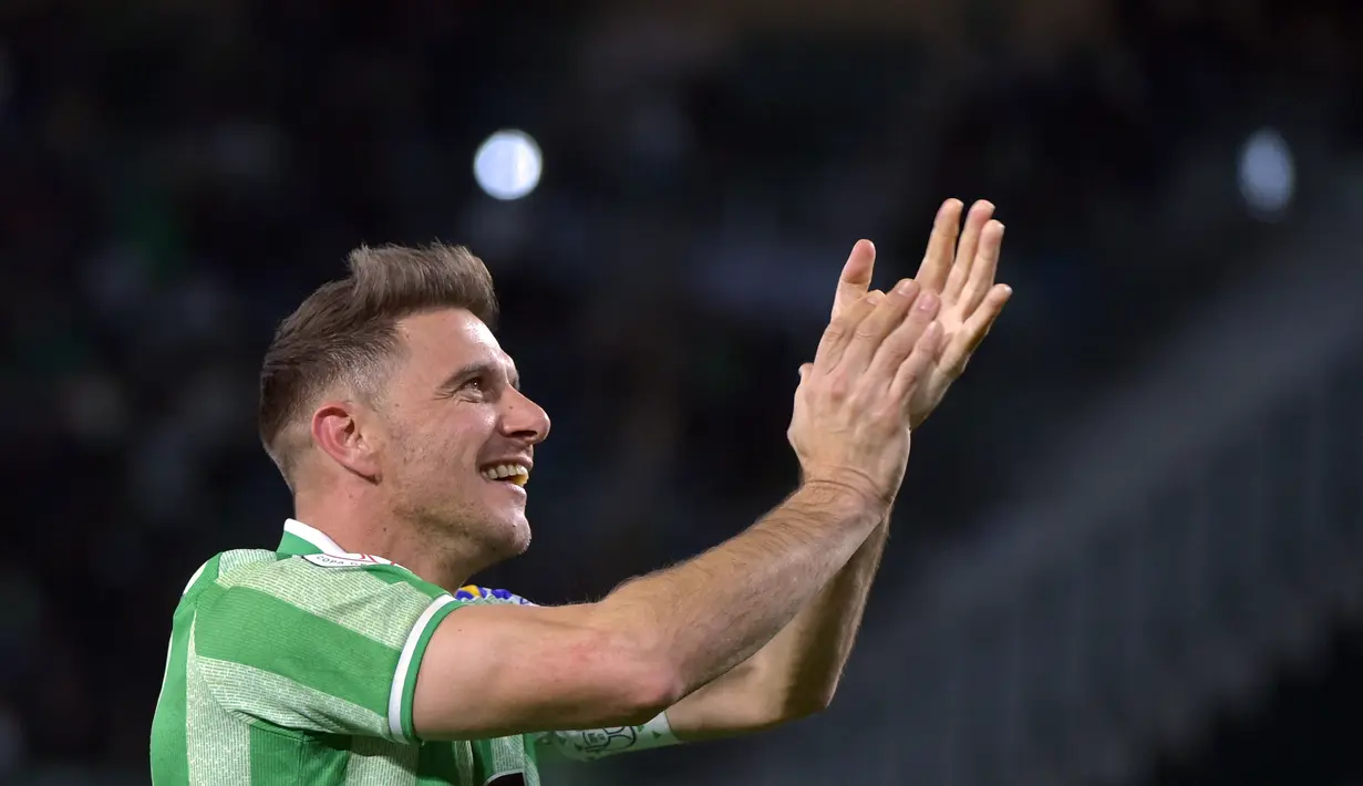 Gelandang Real Betis, Joaquin merayakan kemenangan timnya usai mengalahkan Rayo Vallecano pada semifinal Copa del Rey (Piala Raja) di Stadion Benito Villamarin, Spanyol (4/3/2022). Real Betis bermain imbang 1-1 saat menjamu Rayo Vallecano pada leg kedua semifinal Copa del Rey. (AFP/Cristina Quicler)