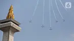 Atraksi udara pada peringatan HUT ke-78 TNI di Lapangan Silang Monumen Nasional (Monas), Gambir, Jakarta, Kamis (5/10/2023). (Liputan6.com/Faizal Fanani)