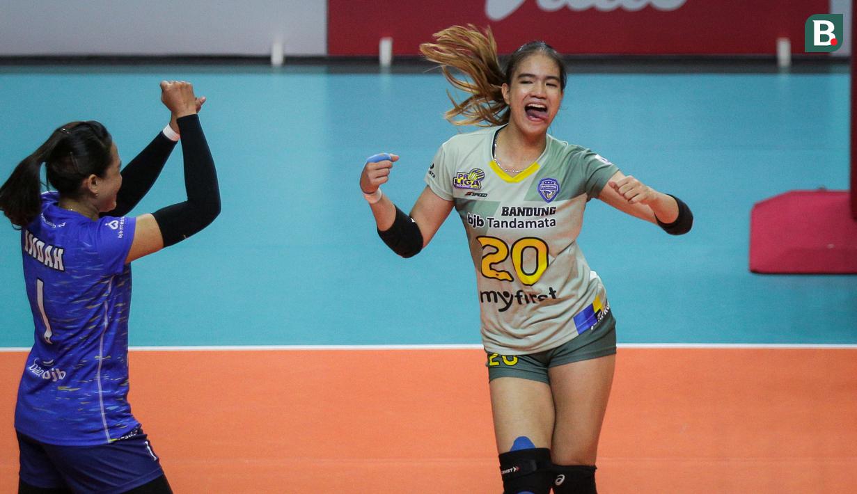 Pemain Bandung BJB Tandamata, Shella Bernadetha Onan melakukan selebrasi usai mencetak poin saat laga lanjutan Proliga 2022 melawan Jakarta Elektrik PLN di Padepokan Voli Jenderal Polisi Kunarto, Sentul, Jumat (21/01/2022). (Bola.com/Bagaskara Lazuardi)