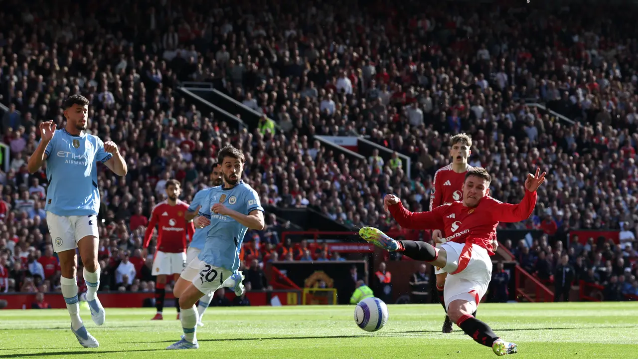 Duel sengit Manchester United vs Manchester City di Liga Inggris 2024/2025
