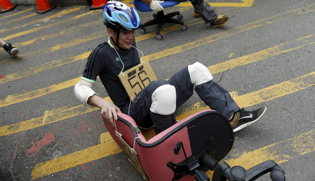 Seorang peserta balapan kursi kantor terjatuh ketika mengikuti kompetisi ISU-1 Grand Prix di Tainan, Taiwan Selatan, Minggu (24/4/2016).  (REUTERS/Tyrone Siu)