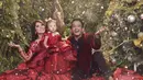 Kebahagiaan Hari Natal pun dirasakan keluarga kecil Ruben Onsu. Bersama Sarwendah dan putrinya, Thalia Putri Onsu, perayaan Natal nampak terasa saat ketiganya berpakaian yang dominan berwarna merah. (Instagram/ruben_onsu)