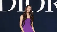 Show ini dihadiri sang duta global, Jisoo yang tampil eye catching berbalut strapless dress ungu dan lady dior bag.  [Dok/Dior].