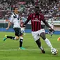 Striker AC Milan, Mbaye Niang, berusaha membobol gawang Lugano pada laga pramusim di Stadion Cornaredo, Lugano, Selasa (11/7/2017). AC Milan menang 4-0 atas FC Lugano. (EPA/Gabriele Putzu)