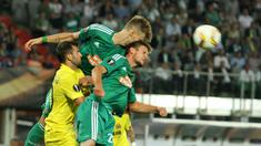 Pemain Rapid, Max Hofmann dan Mario Pavelic, berduel di udara dengan pemain Villarreal CF, Leo Baptistao di laga fase grup Liga Europa di Stadion Ernst Happel, Wina, Austria, Kamis (18/9/2015) dini hari WIB. (Bola.com/Reza Khomaini)