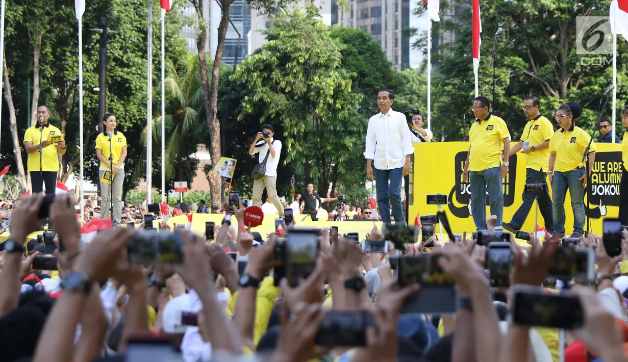 Calon presiden nomor urut 01, Joko Widodo (tengah) saat menghadiri Deklarasi Alumni UI untuk Jokowi-Amin di Plaza Tenggara GBK, Jakarta, Sabtu (12/1). Deklarasi dihadiri perwakilan alumni dari berbagai kampus. (Liputan6.com/Helmi Fithriansyah)