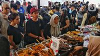 Pedagang Bazar Takjil Ramadan Benhil umumnya merupakan warga sekitar. (Liputan6.com/Angga Yuniar)