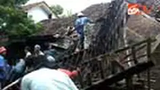 Hujan deras yang mengguyur Desa Sukanegara, Kecamatan Padaherang, Ciamis, Jawa Barat, mengakibatkan tebing setinggi 30 meter longsor dan menimpa beberapa rumah warga. 