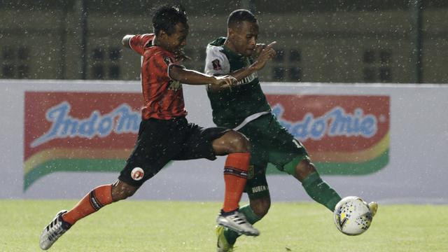 Bek Persebaya Surabaya, Ruben Sanadi, berusaha melepas umpan saat melawan Perseru Serui pada laga Piala Presiden 2019. (Bola.com/Yoppy Renato)