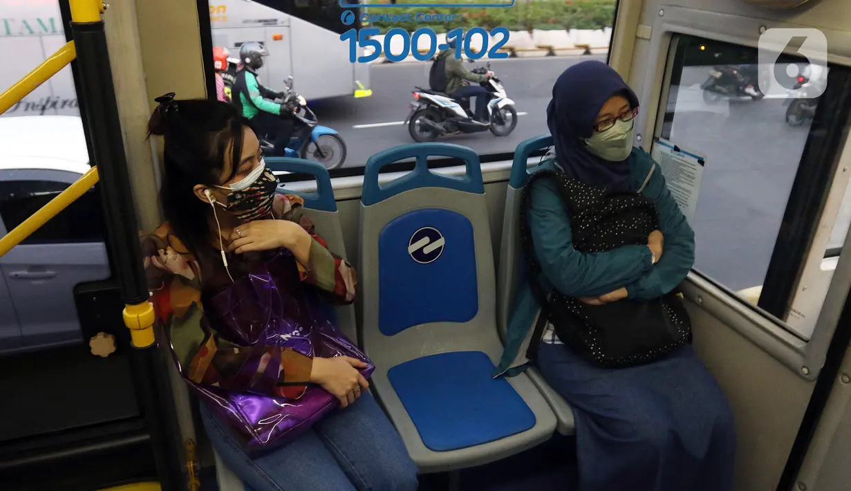 Penumpang duduk dalam bus Transjakarta yang melintas di kawasan Sudirman, Jakarta, Kamis (21/10/2021). PT Transportasi Jakarta (Transjakarta) mulai memberlakukan kapasitas angkut pelanggan sebesar 100 persen mulai hari ini. (Liputan6.com/Herman Zakharia)