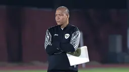 Pelatih kepala Timnas Indonesia U-16, Nova Arianto saat memimpin sesi official training di Stadion UNS, Solo, Jawa Tengah, Minggu (30/6/2024) jelang menghadapi Australia dalam laga semifinal Piala AFF U-16 pada Senin (1/7/2024) di Stadion Manahan, Solo. (Bola.com/Abdul Aziz)