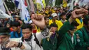 Ratusan massa yang tergabung dalam Badan Eksekutif Mahasiswa (BEM) Se-Jabodetabek terlibat bentrok dengan polisi saat menggelar aksi unjuk rasa di depan Istana Negara, Kamis (12/1). (Liputan6.com/Faizal Fanani)
