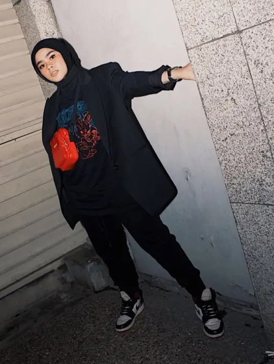 Gaya boyish sudah sangat melekat sekali di diri Sivia. Tampil dengan kaus dan blazer, ditambah dengan sneakres andalannya. Dirinya nampak makin keren, kan? (Liputan6.com/IG/@siviazizah)