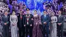 Ketua MPR RI Bambang Soesatyo (Bamsoet) baru saja menggelar pesta pernikahan sang putri ketujuhnya, Debby Pramestya. Debby pun tampil dengan gaun warna ungu. [@bambang.soesatyo]