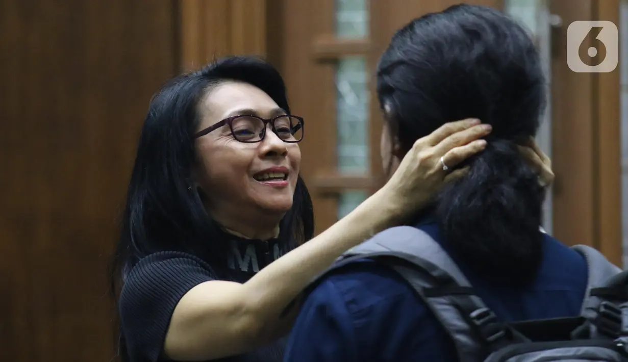Terdakwa suap revitalisasi Pasar Lirung dan Pasar Beo Kabupaten Kep Talaud TA 2019, Sri Wahyumi Maria Manalip memeluk anaknya jelang sidang putusan di Pengadilan Tipikor Jakarta, Senin (9/12/2019). Sri Wahyumi dihukum empat setengah tahun penjara, denda Rp 200 juta. (Liputan6.com/Helmi Fithriansyah)