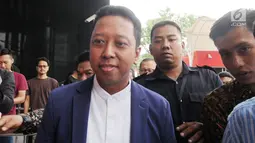 Ketua Umum PPP M Romahurmuziy memenuhi panggilan pemeriksaan penyidik KPK, Jakarta, Kamis (23/8). Sebelumnya, pemeriksaan Romahurmuziy dijadwalkan pada 20 Agustus 2018 lalu namun berhalangan hadir karena berada di luar kota. (Merdeka.com/Dwi Narwoko)