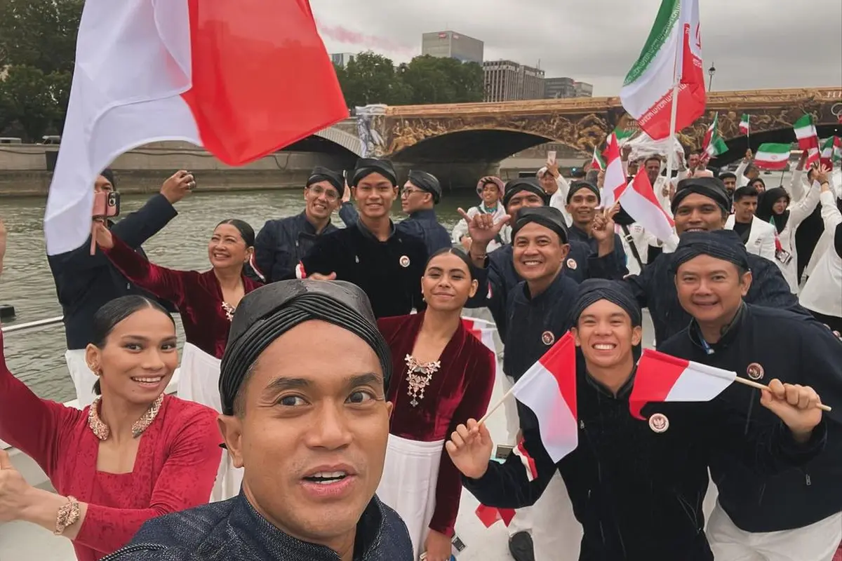 6 Potret Tim Indonesia di Opening Olimpiade Paris 2024, Semangat Kibar Merah Putih