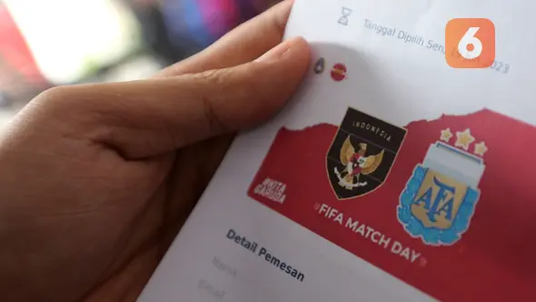 Seorang calon penonton menunjukkan tiket laga FIFA Matchday Timnas Indonesia melawan Argentina di booth penukaran tiket yang terletak di Gedung Serba Guna Senayan, Jakarta, Jumat (16/06/2023). Penukaran tiket Timnas Indonesia Vs Argentina dimulai pukul 10.00-17.00 WIB hingga hari Senin (19/06/2023) siang. (Bola.com/Bagaskara Lazuardi)