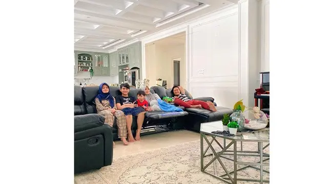 Kegiatan 10 Artis saat Habiskan Waktu "di Rumah Aja" Ini Bisa Ditiru