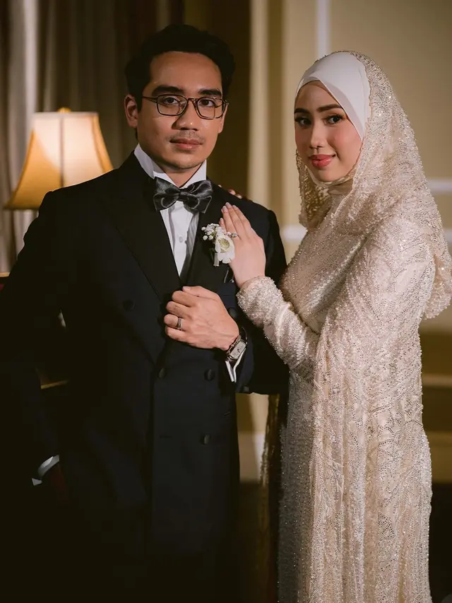 Tampilan gagah anak sambung Siti Nurhaliza saat menikah dengan hoodie. [@_azizulazman]