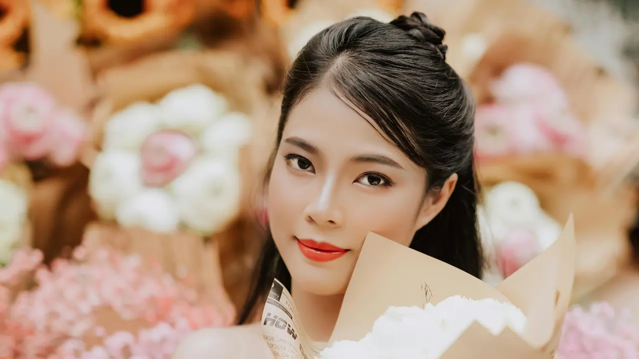 bawa bunga manis bahagia tersenyum cantik
