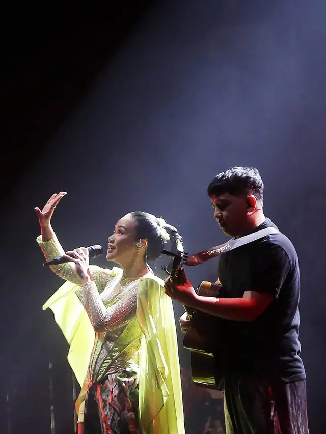 Penampilan Yura Yunita bersama sang suami Donne Maula di Pertunjukan Tutur Batin di Tennis Indoor, Senayan, Jakarta Pusat, Jumat (16/6/2023). (Foto: Bambang E. Ros/Fimela)