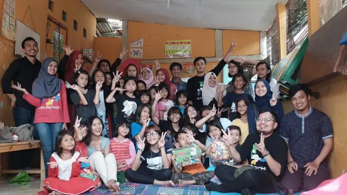 Komunitas Buku Berkaki: Mengembangkan Minat Baca pada Anak-anak yang Kurang Beruntung