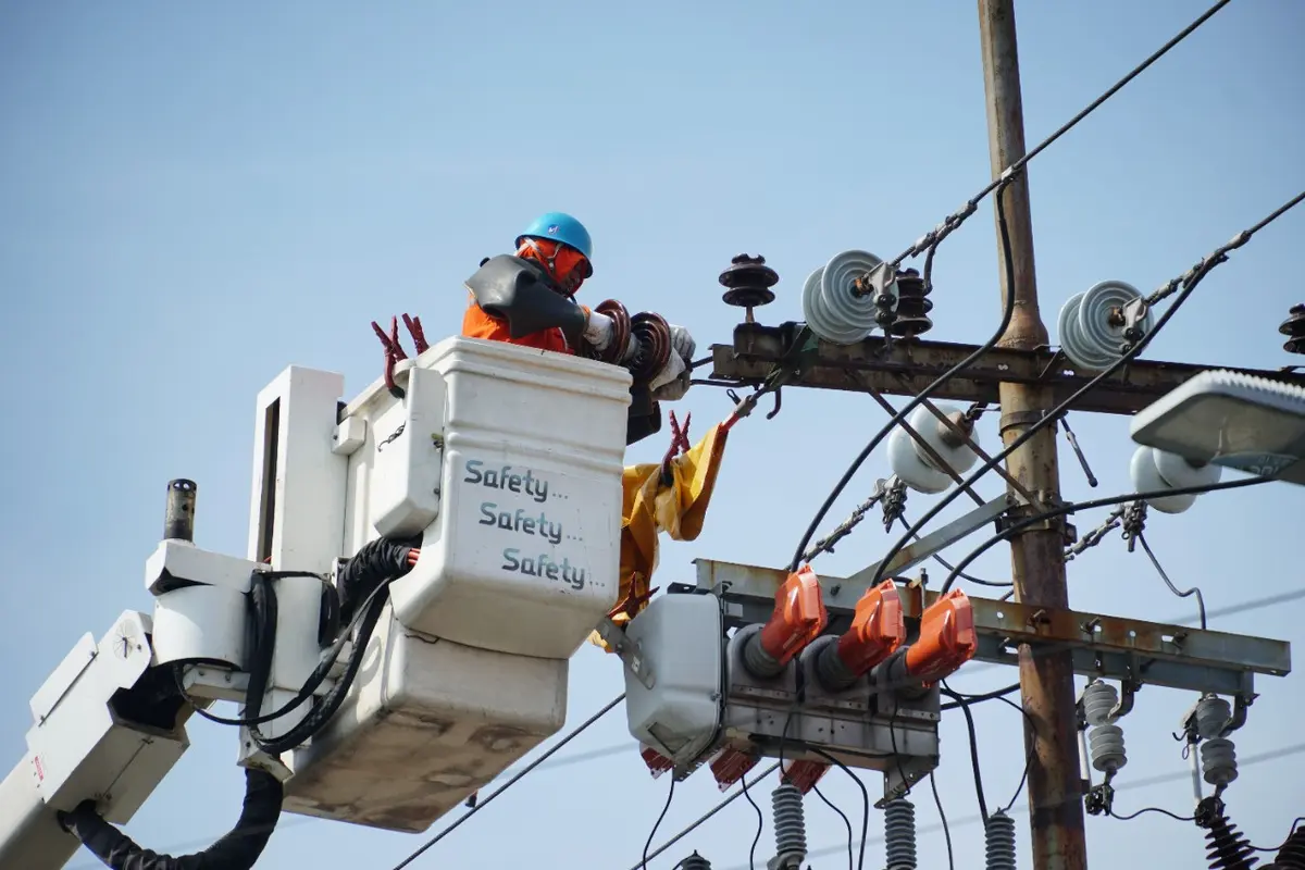Petugas PLN Jatim siaga jelang Nataru. (Dian Kurniawan/Liputan6.com)