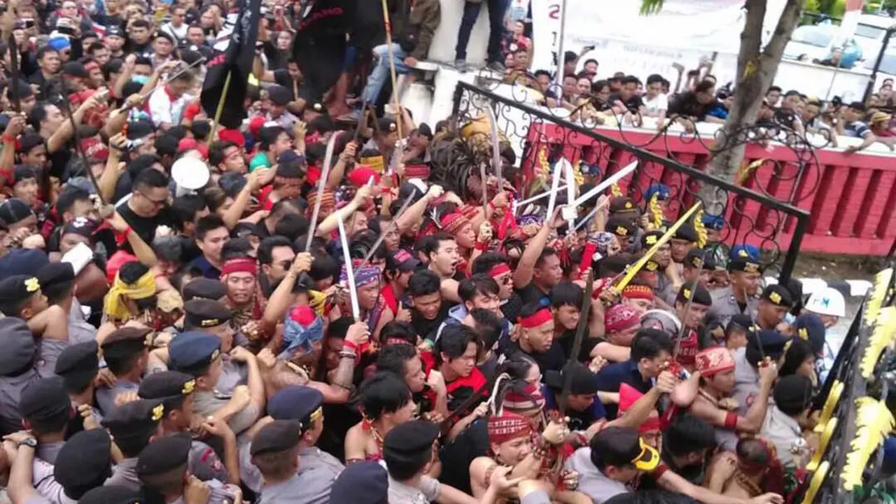 Demo Tolak Fahri Hamzah di Bandara Sam Ratulangi