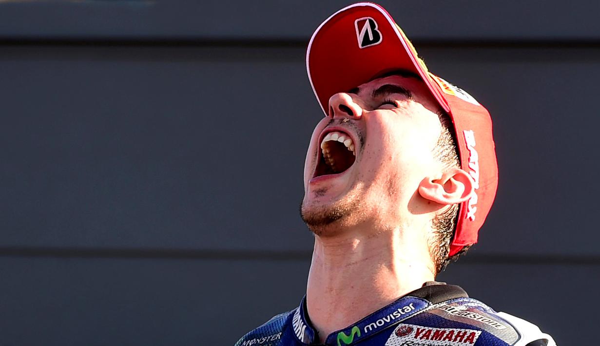 Ekspresi Jorge Lorenzo di atas podium setelah memastikan menjadi juara dunia MotoGP 2015 di Sirkuit Ricardo Tormo, Valencia, Spanyol, Minggu (8/11/2015). (AFP Photo/Javier Soriano)