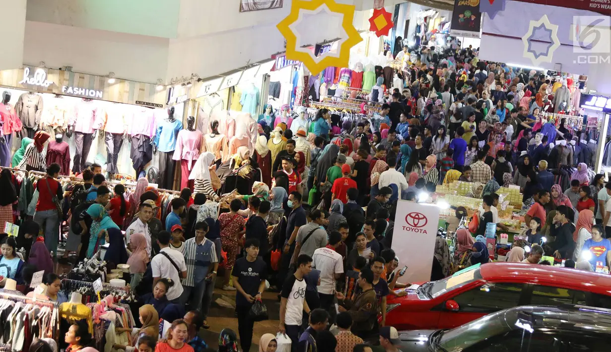 Pengunjung memadati Pasar Tanah Abang, Jakarta, Minggu (18/6). Jelang Lebaran, pusat tekstil tersebut dipenuhi pengunjung yang mencari busana muslim untuk hari raya Lebaran. (Liputan6.com/Immanuel Antonius)