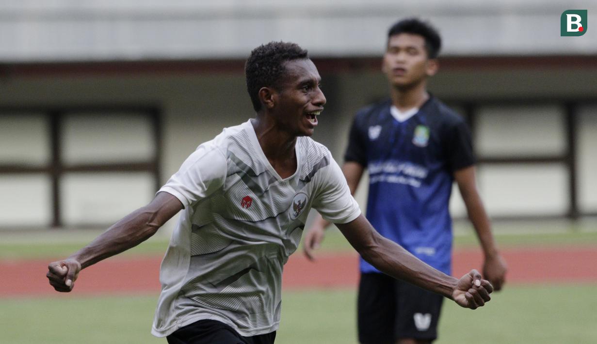 Pemain Timnas Indonesia U-16, Alexandro Felix Kamuru, melakukan selebrasi usai membobol gawang tim Piala Soeratin Bekasi U-17 pada laga uji coba di Stadion Patriot, Kota Bekasi, Jumat (13/3/2020). Kedua tim bermain imbang 1-1. (Bola.com/M Iqbal Ichsan)